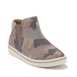 Me too Sneakers Womens Size 6.5 Chelsea Leather Camouflage Print Pull On Shoes
